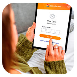 Mujer con tablet en mano