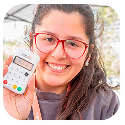Mujer con celular en mano