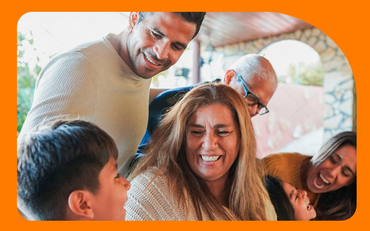 familia riendo