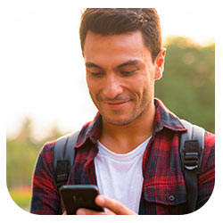 hombre mirando celular
