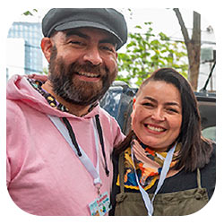 Hombre y mujer sonriendo