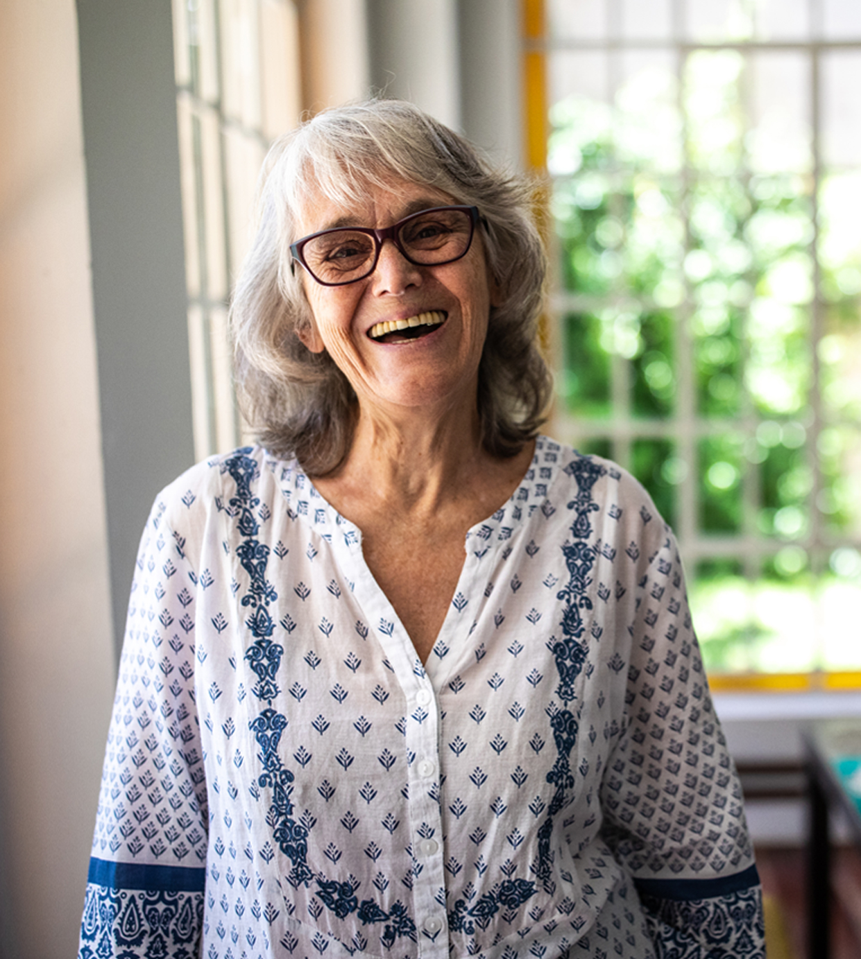 Adulta mayor con anteojos sonriendo