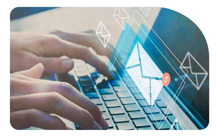 Manos sobre teclado de un computador