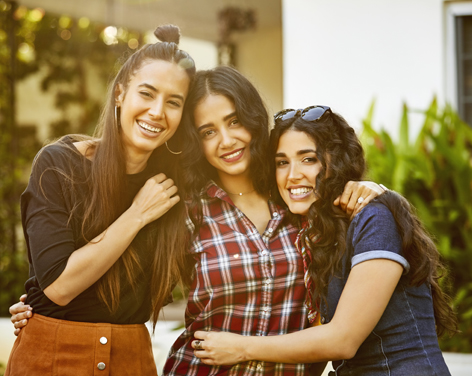 Tres mujeres sonriendo