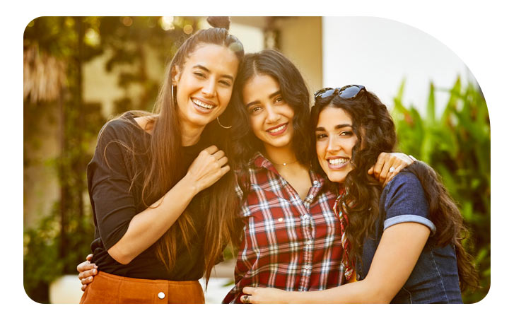 Tres mujeres sonriendo