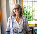 Adulta mayor con anteojos sonriendo
