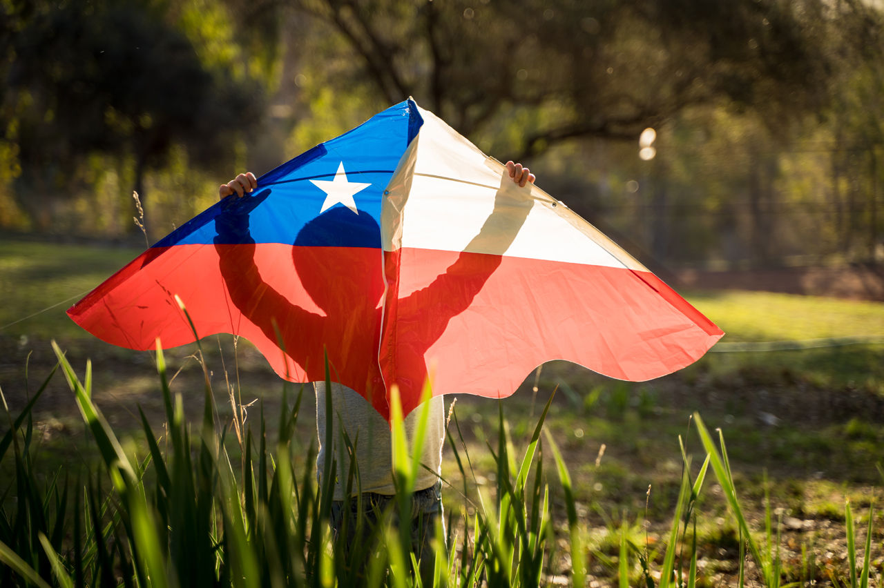 Niño sosteniendo volantín de bandera chilena