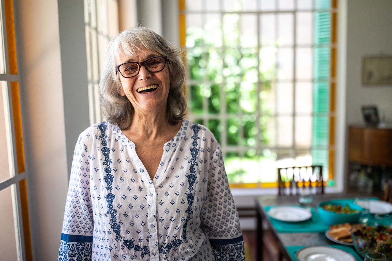 Adulta mayor con anteojos sonriendo