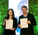 Javiera Petersen y Daniel Hojman muestran documento de convenio