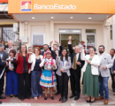 grupo de personas frente nueva sucursal