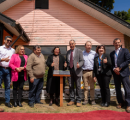 grupo de personas frente nueva sucursal corral