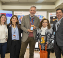 Personas en punto de prensa