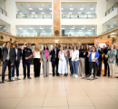 grupo de personas posando para fotografia