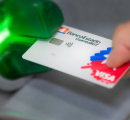 tarjeta siendo insertada en cajero automatico