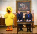 Presidente de BancoEstado en firma de documento