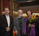 Tres personas posando en un evento