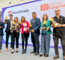 Personas recibiendo un premio