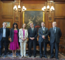 Seis personas posando formalmente en una sala