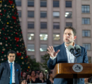 Presidente de BancoEstado hablando al público