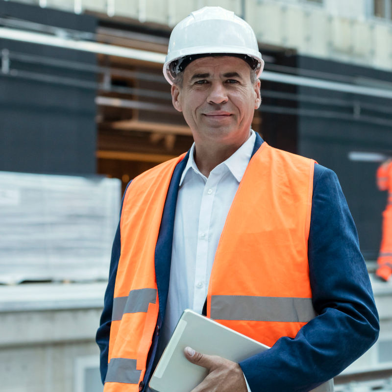 Jefe de obra sonriendo