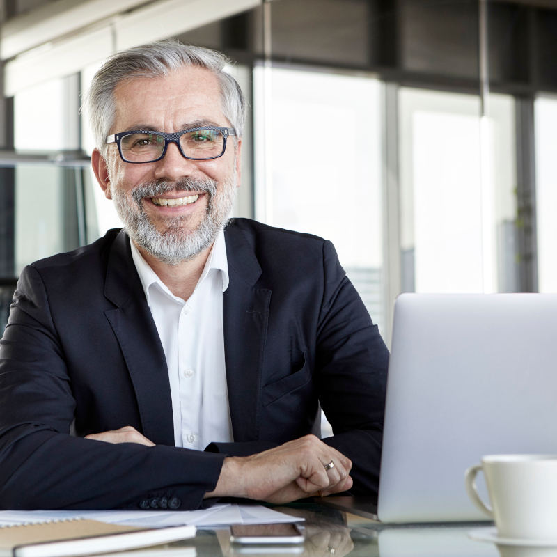 Hombre sonriendo en su oficina