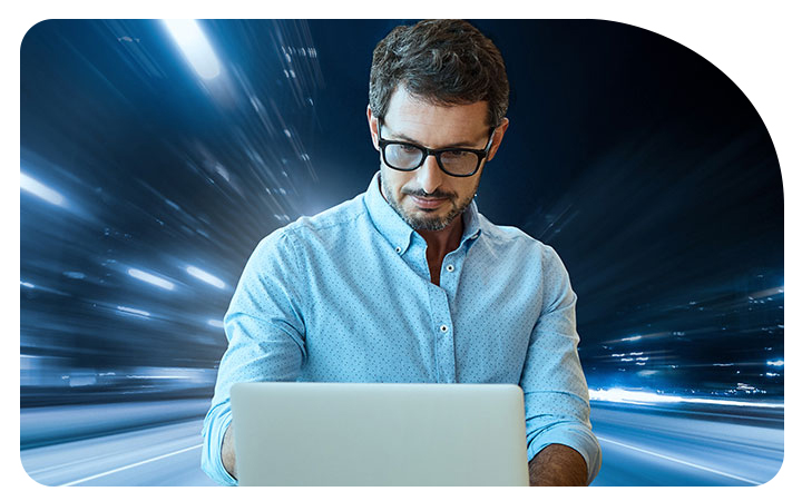 Hombre mirando computador