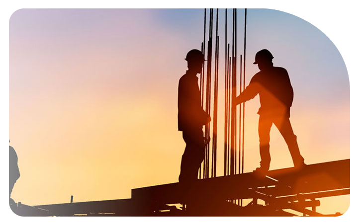 Trabajadores en una obra a contraluz