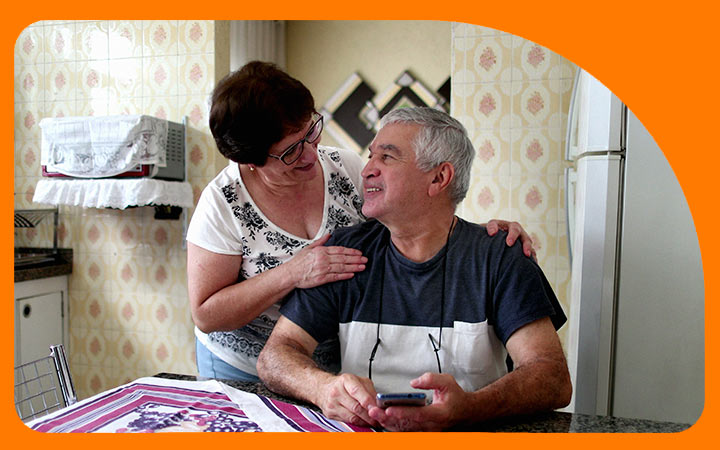 Pareja adulta conversando en la mesa