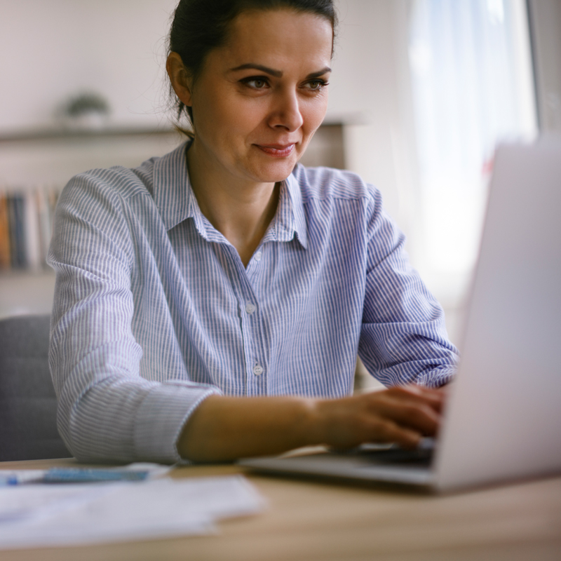 Mujer en computador revisando Plan MiPYME