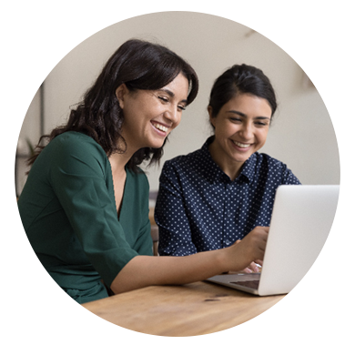 Mujeres trabajando en un computador