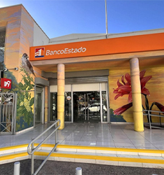Sucursal BancoEstado con fachada moderna y mural colorido de aves y flores
